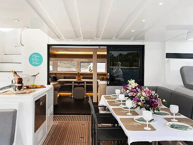 Hire a Lagoon Lagoon 55 Seget Donji