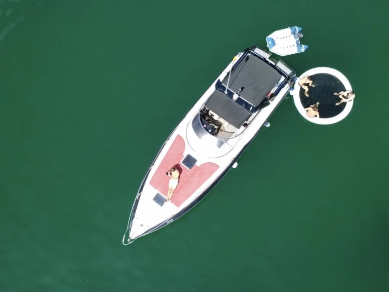 Hire Motorboat Sunseeker with a boat licence