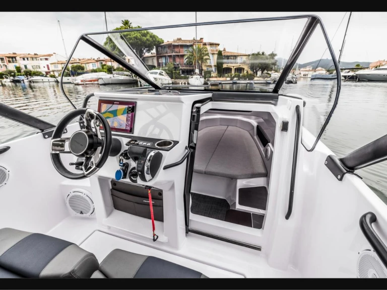 Hire a Axopar 25 cross top Paris