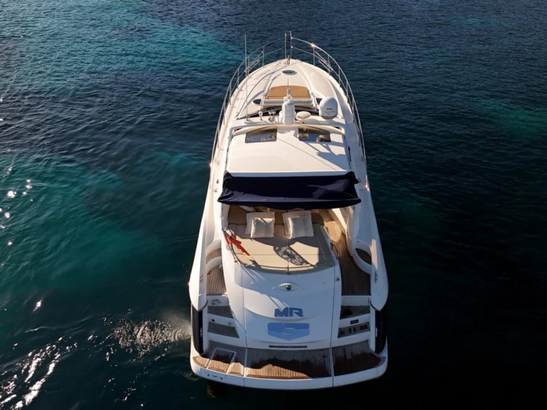 Hire Luxury Yacht Sunseeker with a boat licence