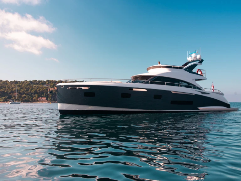 Hire Luxury Yacht SICHTERMANN with a boat licence