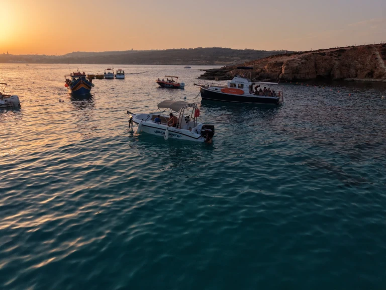 Hire Motorboat Buccaneer with a boat licence