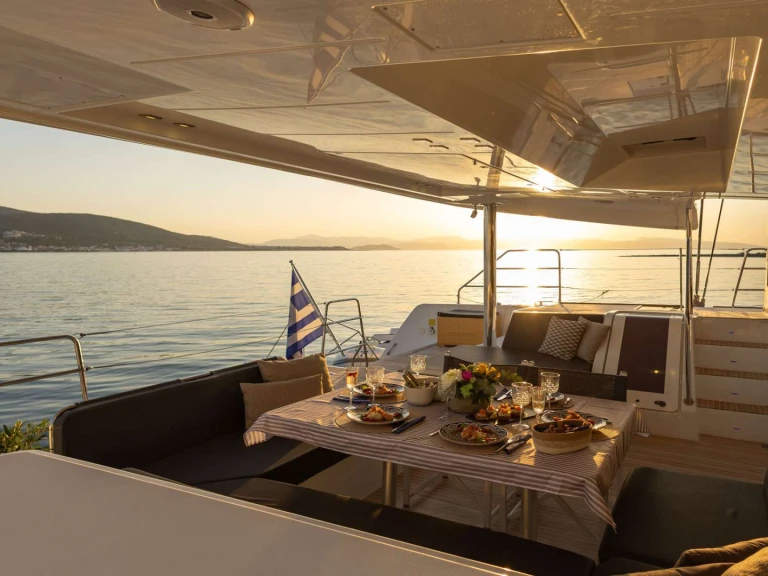 Hire Catamaran Lagoon with a boat licence