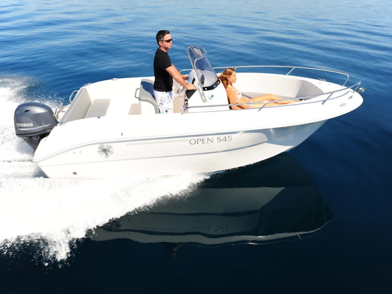 Charter a Pacific Craft Pacific Craft 545 Open in Sète on Samboat