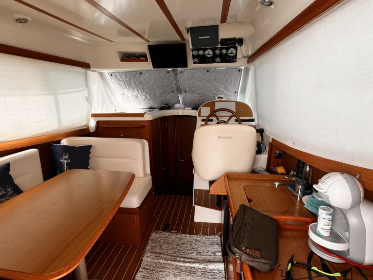 Charter a Jeanneau Merry Fisher 925 Fly in Real Club Marítimo de Huelva on Samboat