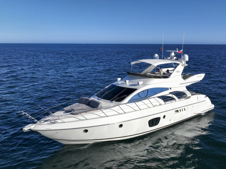 Hire Motorboat Azimut with a boat licence