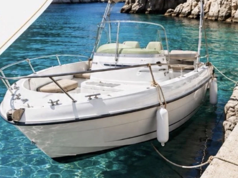 Motorboat hire in Marseille - Cap-Ferret 550 Open