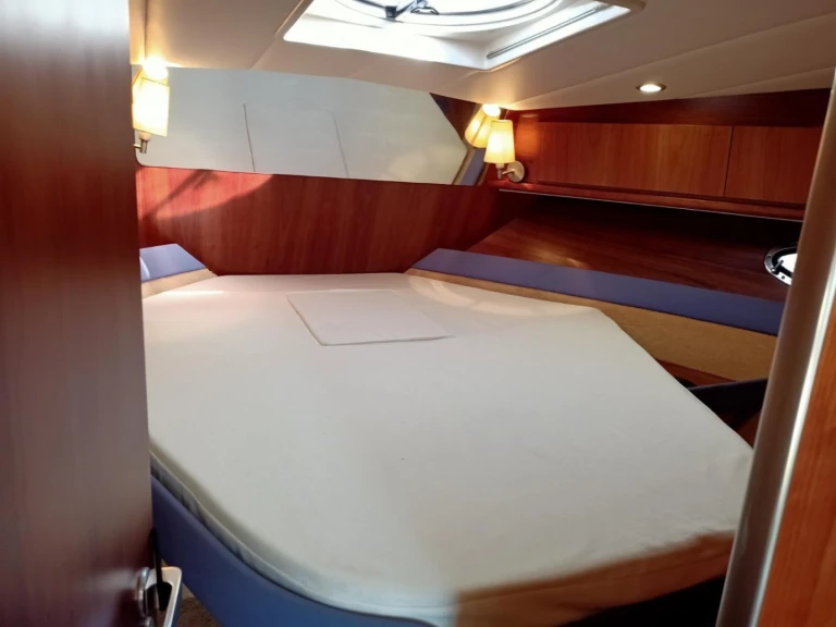 Hire Motorboat Gallart with a boat licence