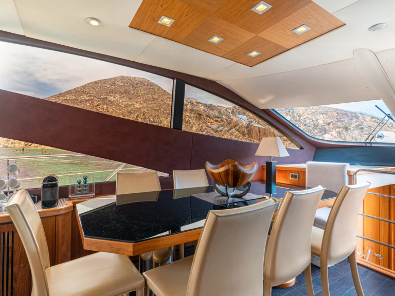 Hire Luxury Yacht Sunseeker with a boat licence