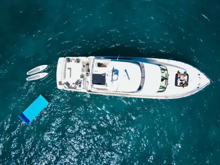 Hire Luxury Yacht Mckinna with a boat licence