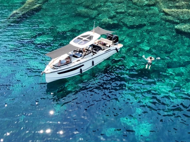 Motorboat to hire Santa Eulària des Riu at the best price