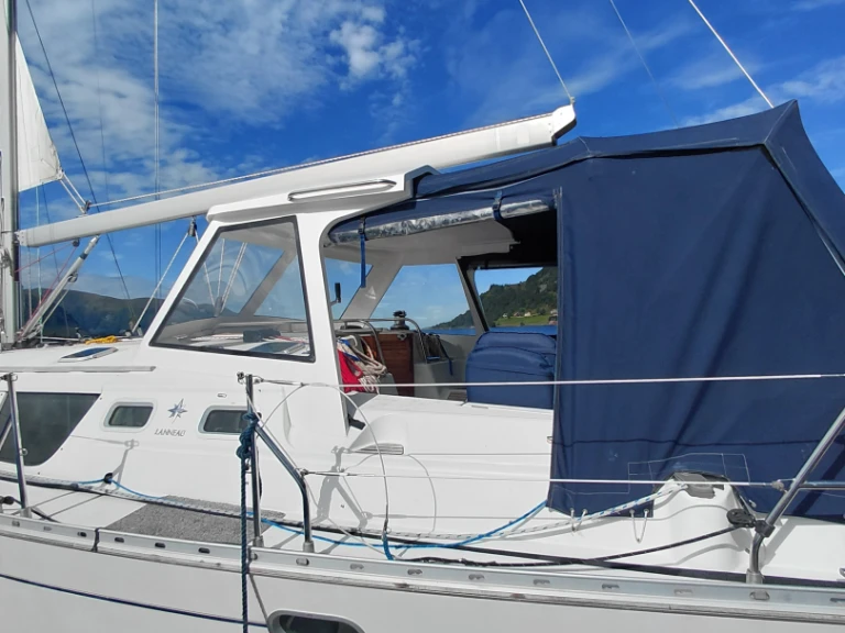Sailboat hire in Selje - Jeanneau Sun odyssée 43 DS