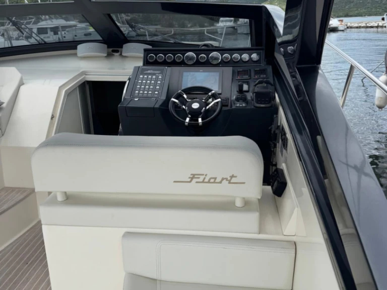 Luxury Yacht to hire Porto-Vecchio at the best price