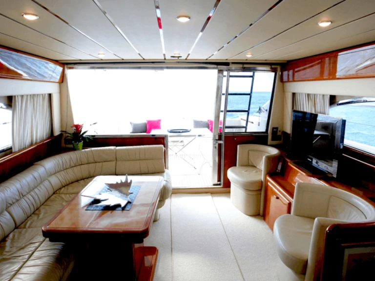 Hire Motorboat Ferretti with a boat licence