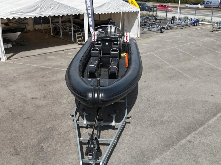Charter a Searib's SR 8.60 PRO in Vannes on Samboat