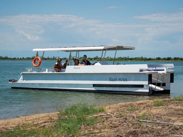 Motorboat hire in Caorle - Lagoon 33 solar