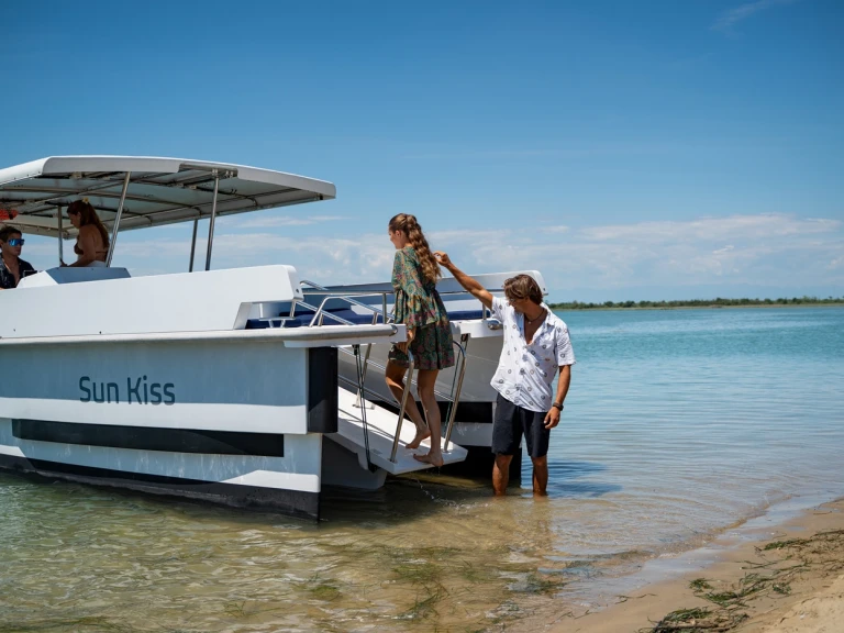 Hire Motorboat Lagoon with a boat licence
