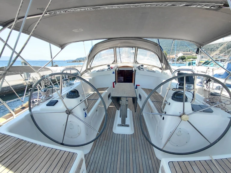 Hire a Bavaria Bavaria 43 Cruiser Lefkáda