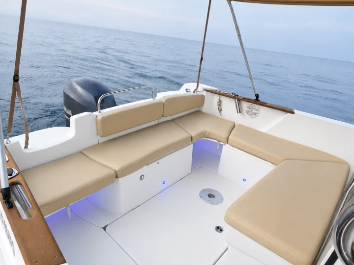 Hire Motorboat Bénéteau with a boat licence