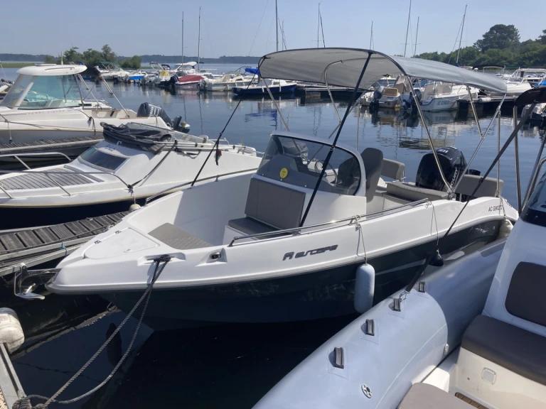 Hire Motorboat Nireus with a boat licence