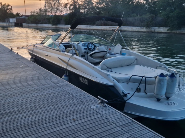 Yacht charter San Giuliano - Venezia - Monterey 268SC on SamBoat