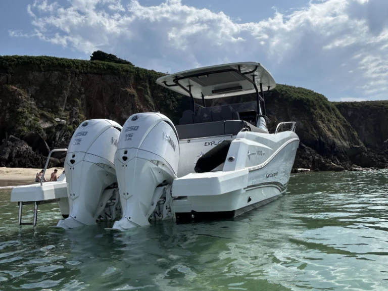 Charter a Jeanneau Cap Camarat 9.0 CC in France on Samboat