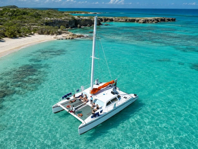 Hire Motorboat Custom Made with a boat licence