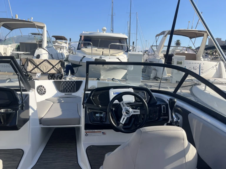 Hire Motorboat Glastron with a boat licence