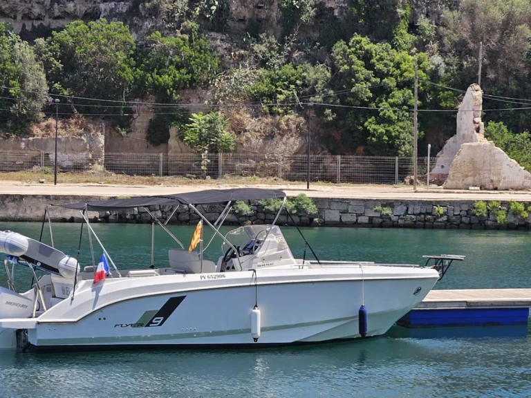 Charter a Bénéteau Flyer 9 SPACEdeck in Saint-Cyprien on Samboat