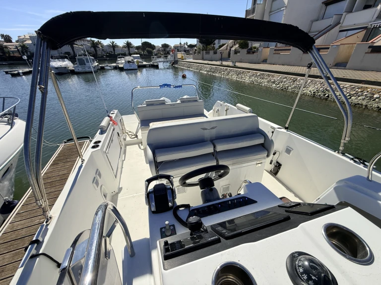 Bénéteau Flyer 9 SPACEdeck charter bareboat or skippered in  Saint-Cyprien