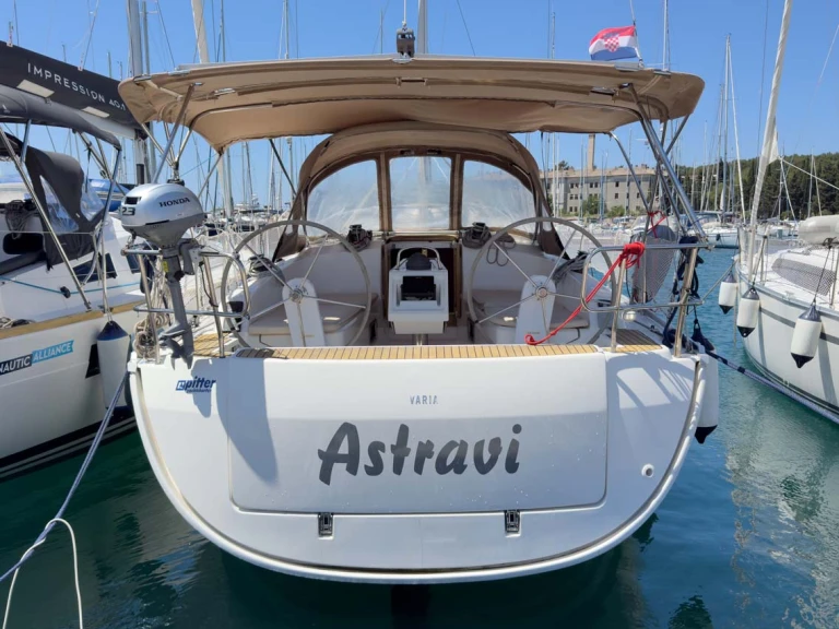 Sailboat hire in Pula - Bavaria Cruiser 37