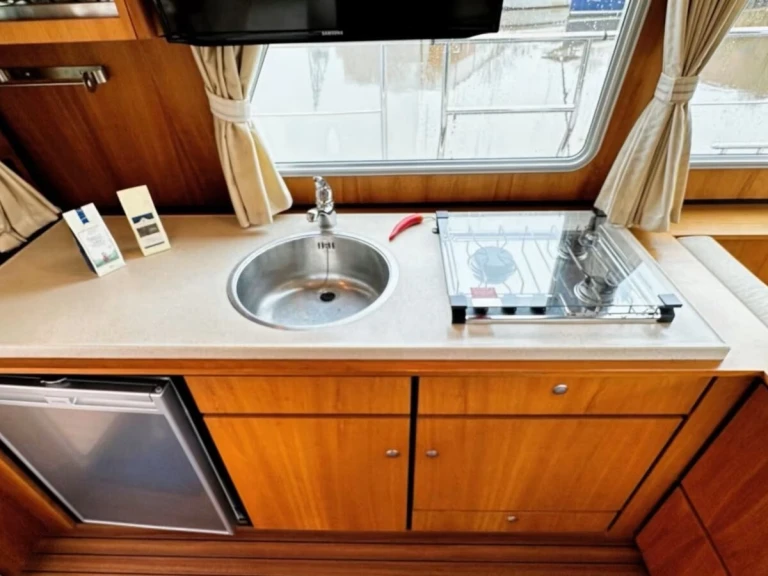 Charter a Linssen Grand Sturdy 40.9 Sedan in Rheinsberg on Samboat