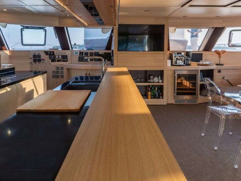 Hire Luxury Yacht Sunreef with a boat licence