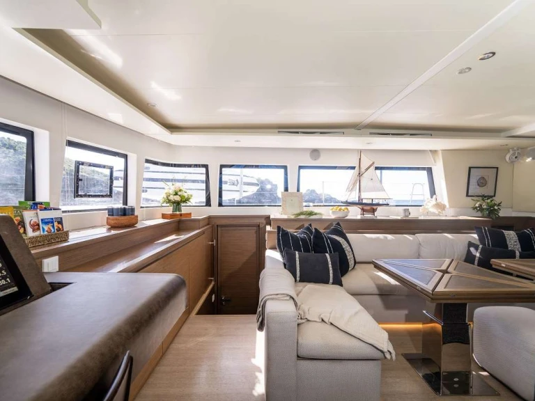 Hire Luxury Yacht Lagoon with a boat licence