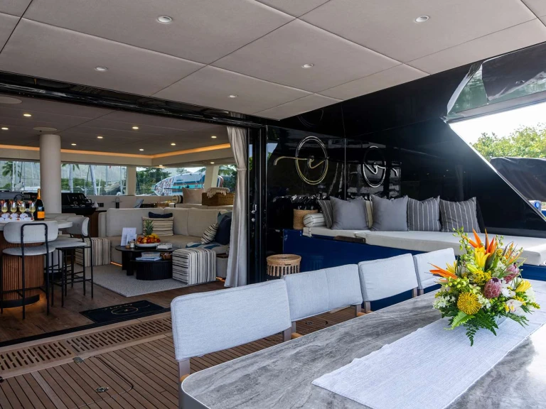 Hire Luxury Yacht Sunreef with a boat licence