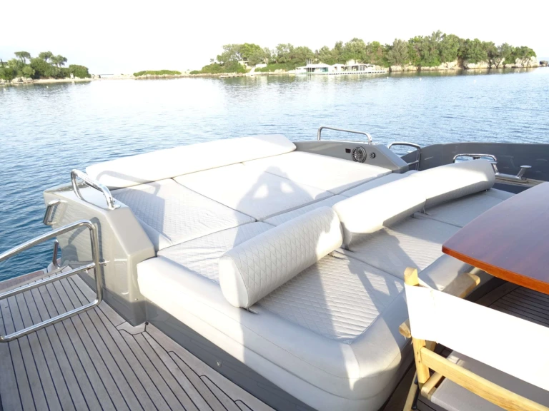 Hire Luxury Yacht Azimut with a boat licence