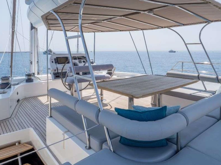 Hire Luxury Yacht Sunreef with a boat licence