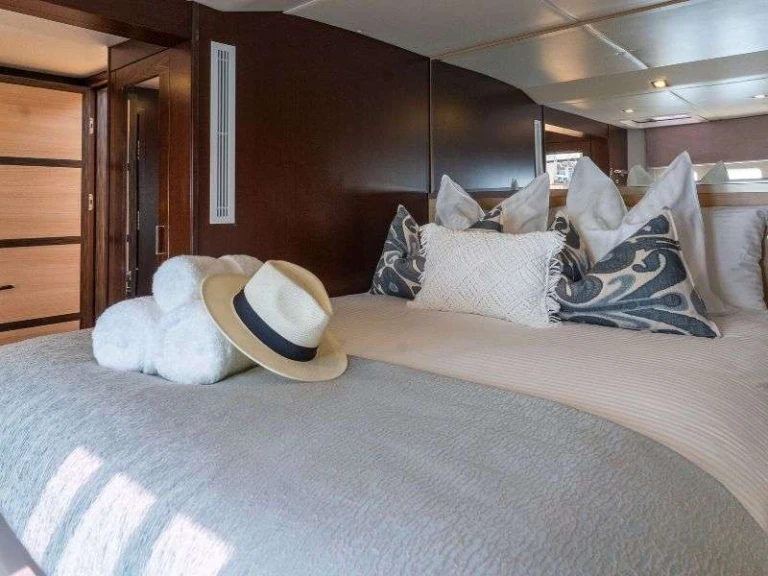 Luxury Yacht to hire Bonifacio at the best price