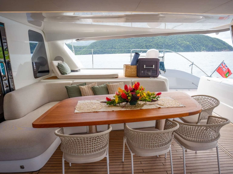 Hire Luxury Yacht Lagoon with a boat licence