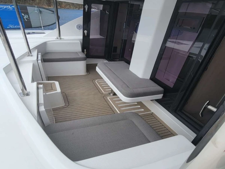 Hire Luxury Yacht Leopard with a boat licence