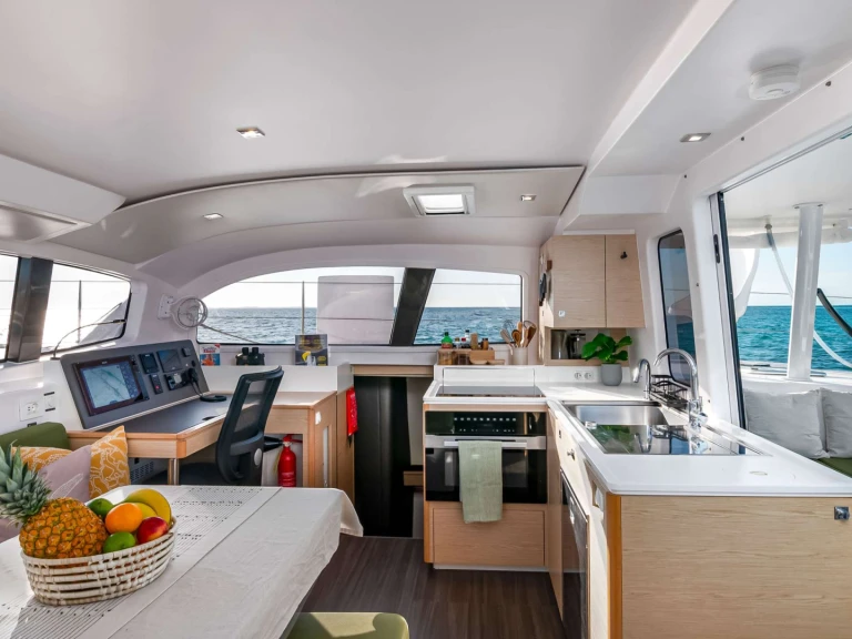 Yacht hire Bahamas cheap Falmari