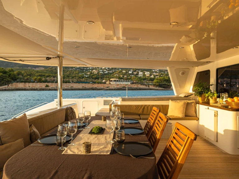 Charter a Matrix Yachts KINGS RANSOM in Naples on Samboat