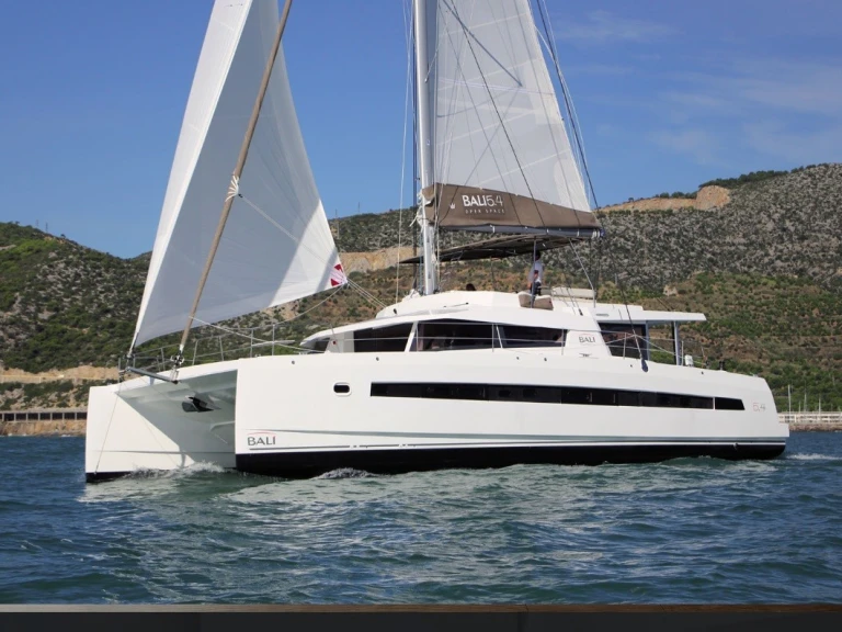 Yacht hire Nassau cheap Bali 5.4
