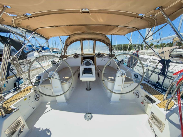 Yacht charter Pula - Bavaria Cruiser 37 on SamBoat