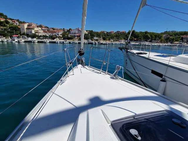 Sailboat hire in Pula - Bavaria Cruiser 37
