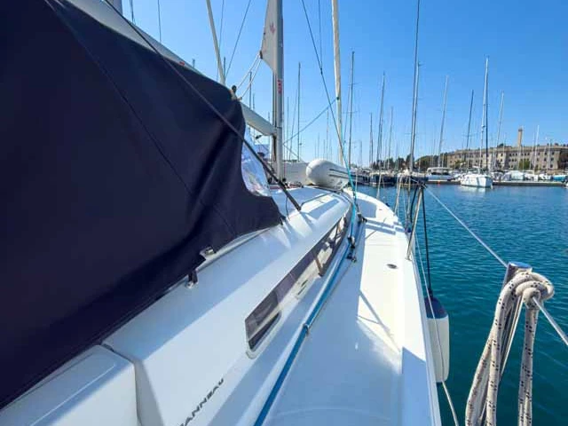 Yacht charter Pula - Jeanneau Sun Odyssey 440 on SamBoat