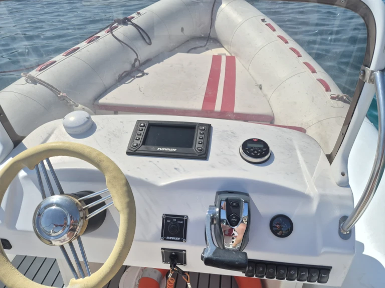 Hire a Valiant V 750 Cruiser Novalja