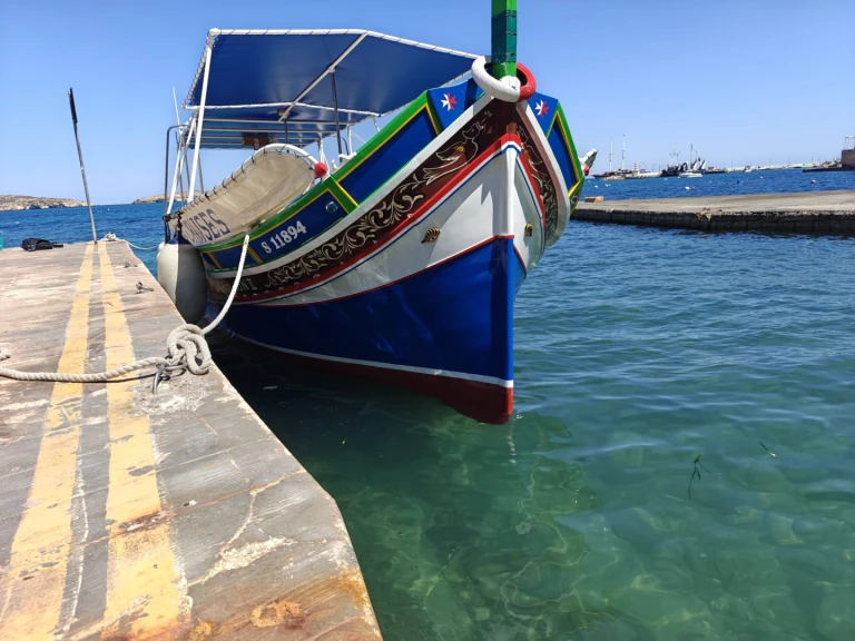 Hire Motorboat Custom with a boat licence