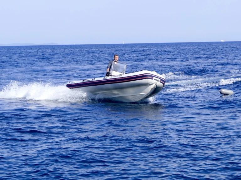 Charter a sportis Mc4700 in Le Brusc on Samboat