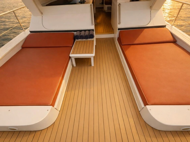 Hire Luxury Yacht Leopard with a boat licence